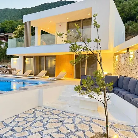 Luxury Oasis Villa *
